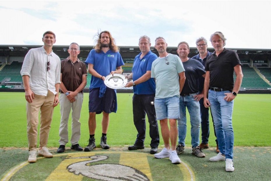 Grasteam van ADO ontvangt schaal voor beste KKD-veld