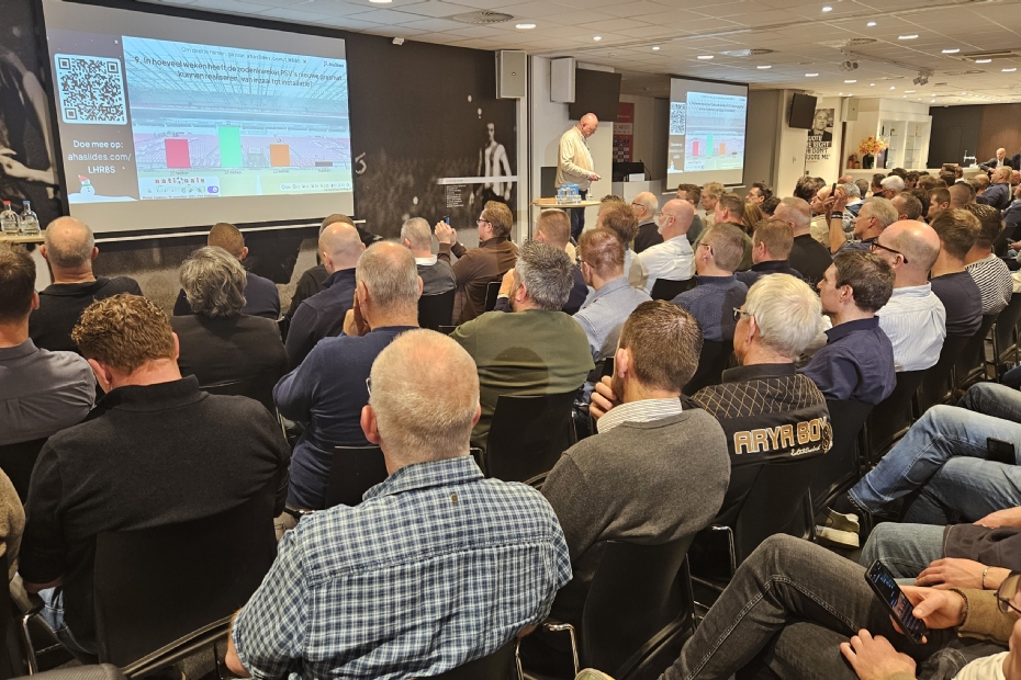 Een volle zaal luistert naar Job Steunenberg. (Foto's René de Munnik)