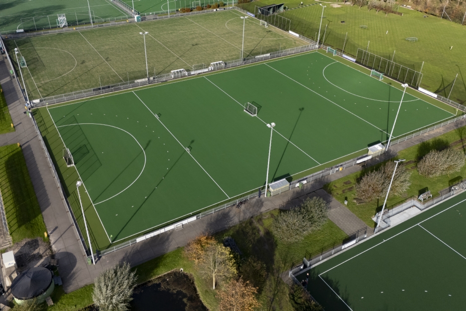Raymond van Hattum (l) en Vincent Melotte (r) op het dry hockeyveld van Groen Geel, Den Haag