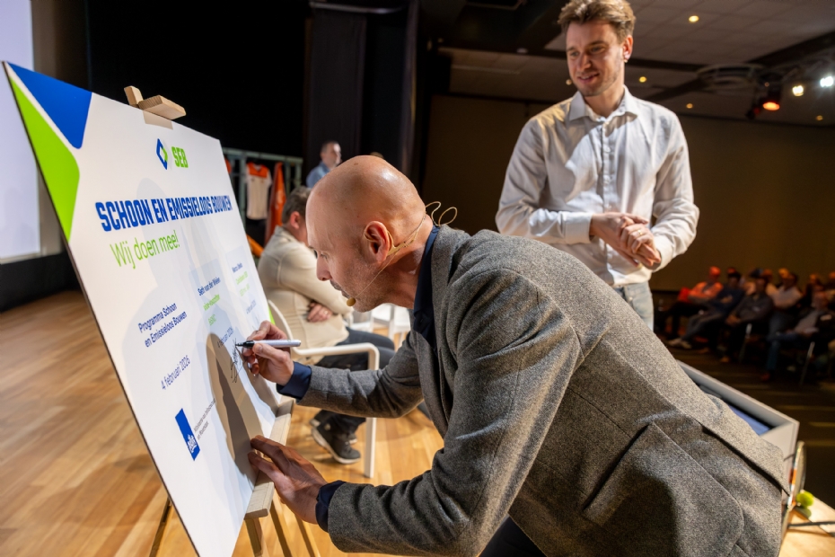 Vicevoorzitter van de BSNC Seth van der Wielen ondertekent het convenant Schoon en Emissieloos Bouwen. (Foto's: Rob Gieling fotografie)