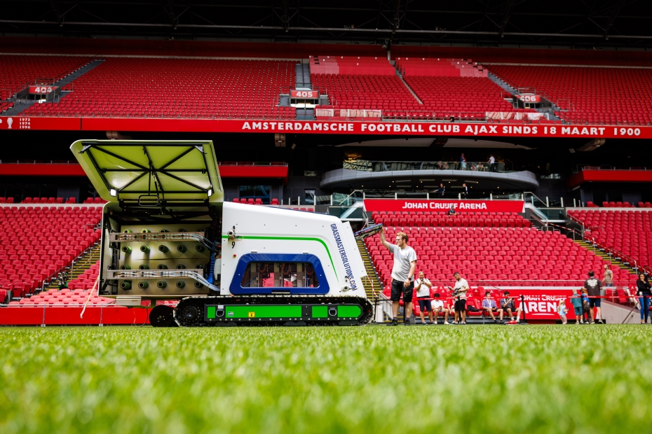Installatie GrassMaster in de Johan Cruijff ArenA