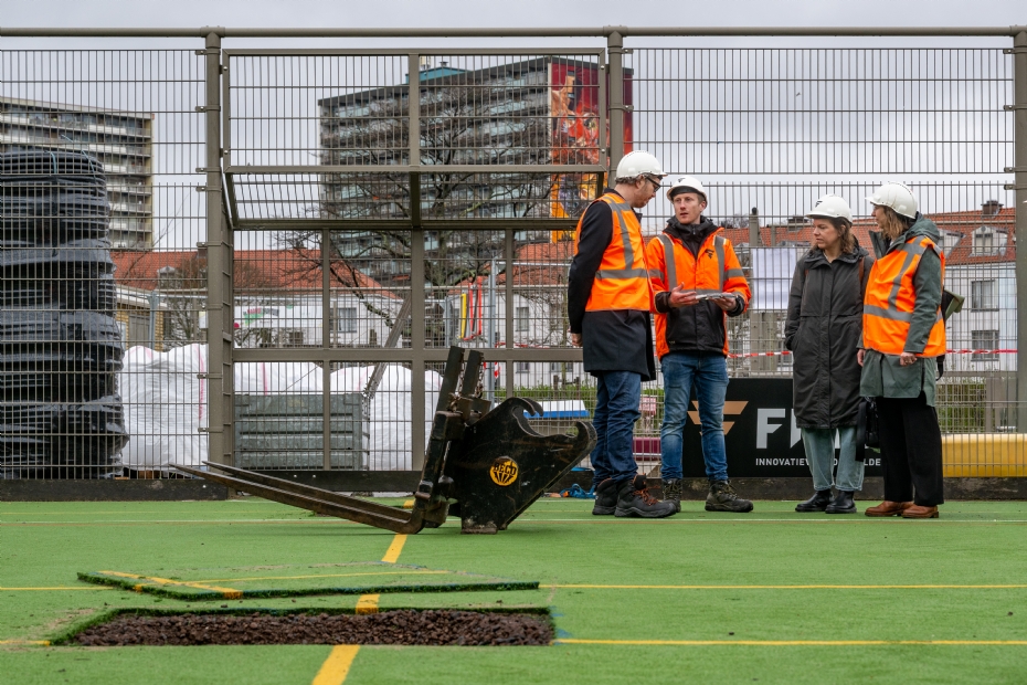 Roy Verhagen, projectleider bij Finovi, geeft uitleg over het collectorveld bij de officiële start van het project.