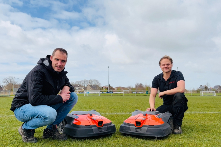 Ren� Kamstra en Maurice Hilverts met de twee met Vision uitgeruste machines op het veld in Deinum.