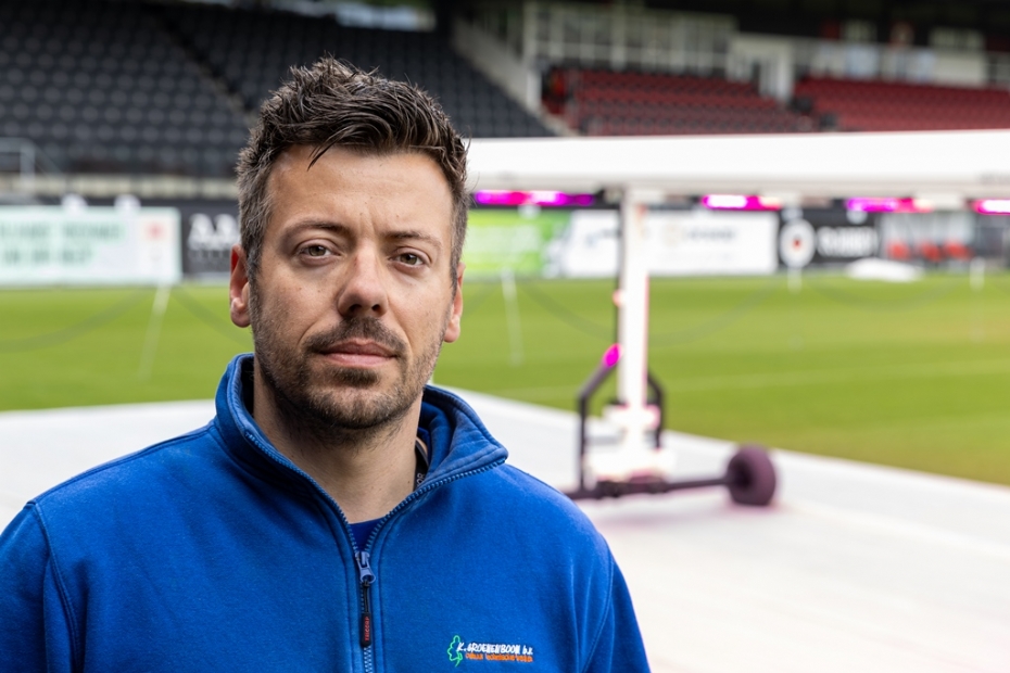Dick Groenenboom met op de achtergrond een van de SGL Led units