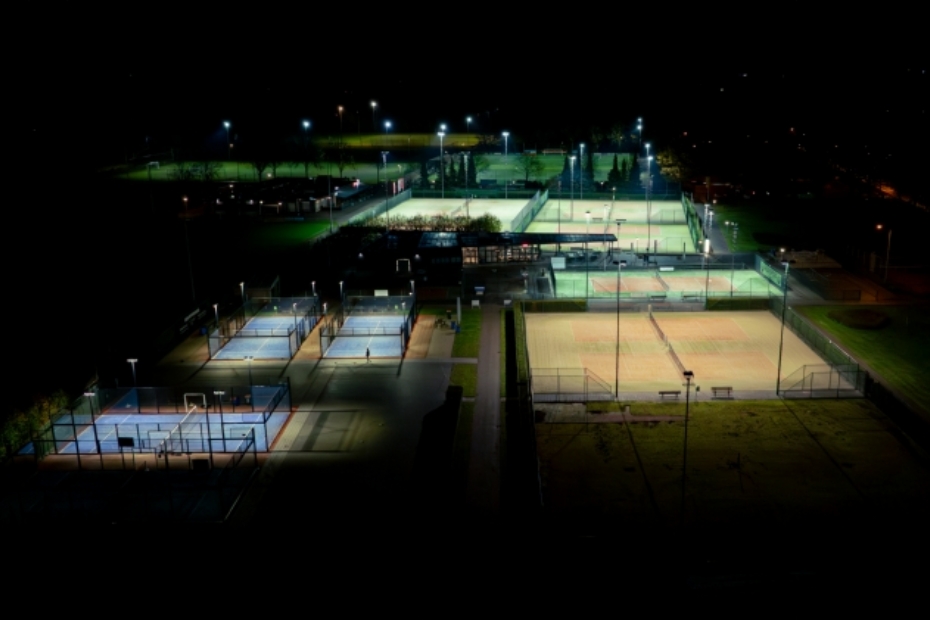 De vernieuwde ledverlichting bij TPV Bokt zorgt voor een gelijkmatig lichtbeeld op de tennis- en padelbanen, met optimale zichtomstandigheden en minimale lichthinder voor de omgeving.