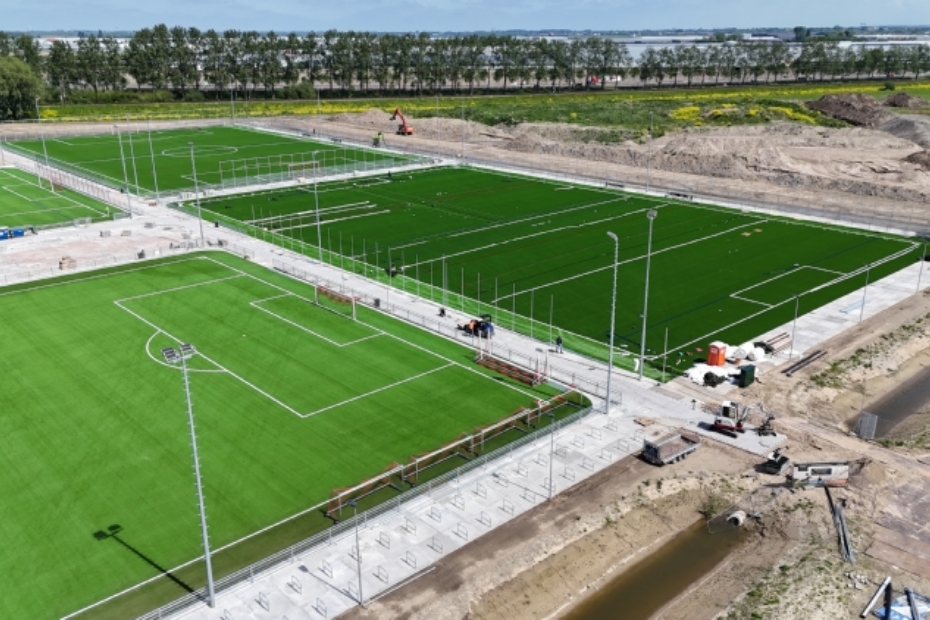 Overzichtsfoto: Laatste hand aan veld 3 van VV Groeneweg waaronder aanbrengen belijning. Veld 1, 2, en 4 zijn gereed