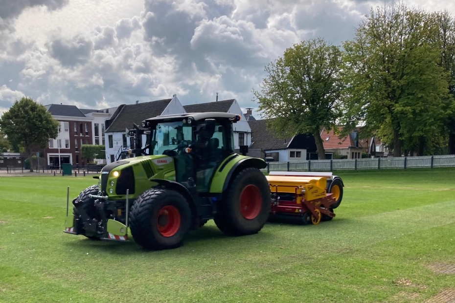 Doorzaaien is in Waadhoeke uitgegroeid tot een van de belangrijkste sturingsinstrumenten binnen het beheer, onder meer met sportveldmengsel Victoria van Advanta Seeds.