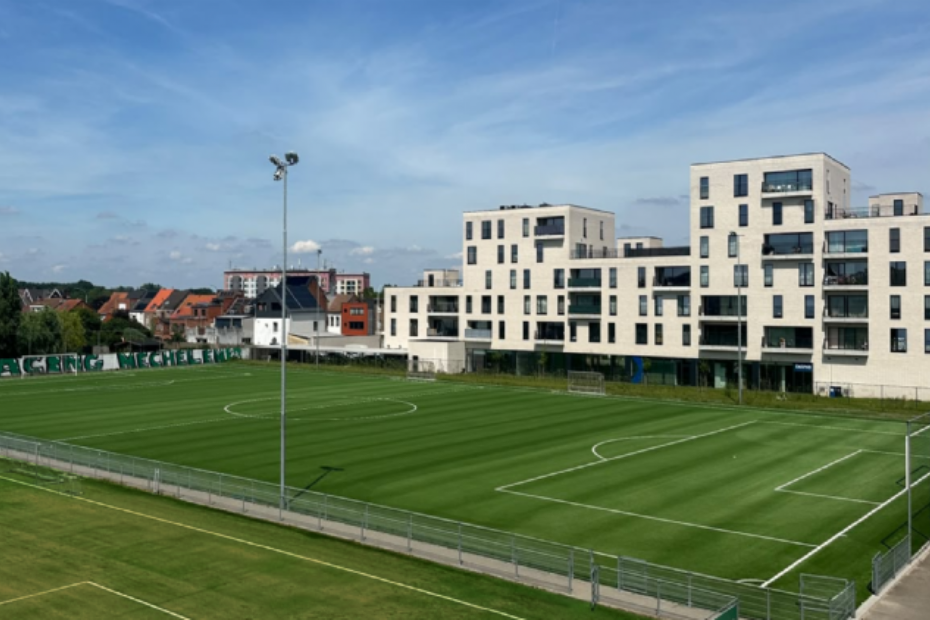 Overzichtsfoto Edel Twinblade voetbalveld RC MEchelen