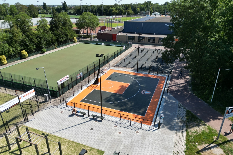 Een combinatie van circulariteit, klimaatadaptatie, sporten en vergroening op het voorterrein bij Onze Gezellen in Haarlem