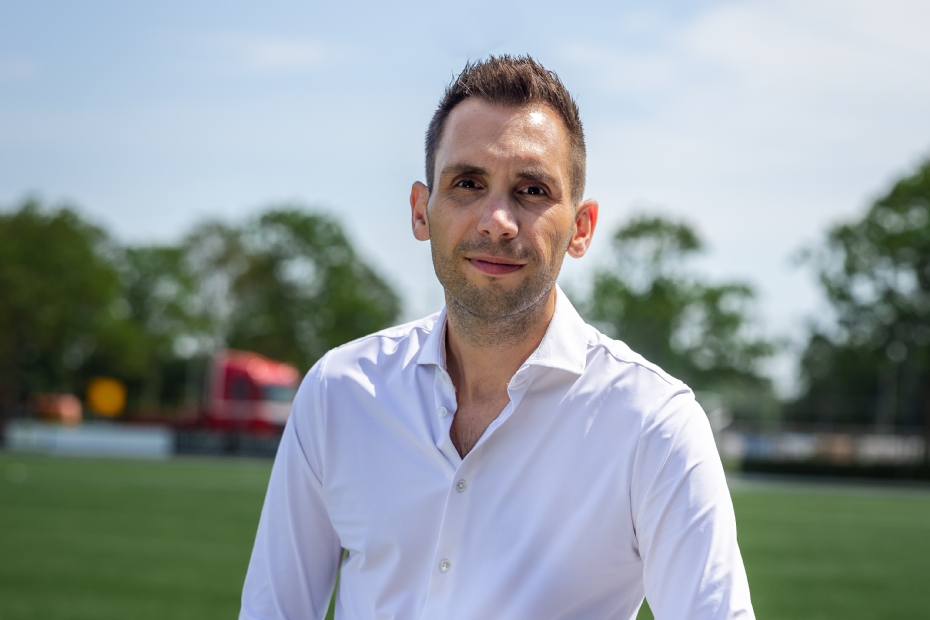 Bart Broekhuis: 'Benut ook het terrein buiten het sportveld, dat kan circulair en klimaatadaptief' Bart Broekhuis: 'Benut ook het terrein buiten het sportveld, dat kan circulair en klimaatadaptief'