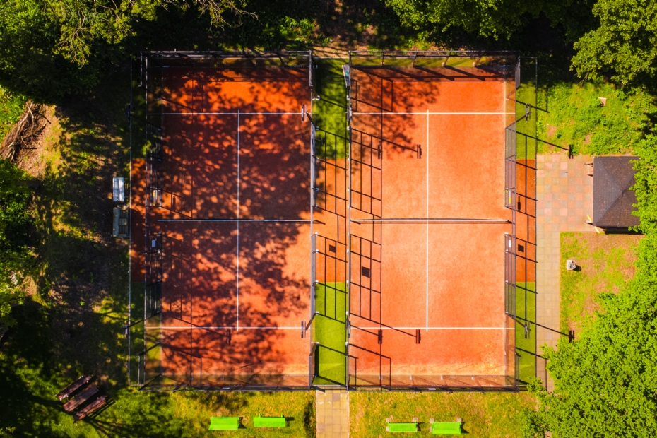 De padelbanen van TPV De Oorsprong.