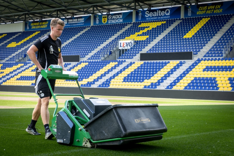 Van den Breemer achter de Dennis-maaier in het Kooi Stadion in Leeuwarden.