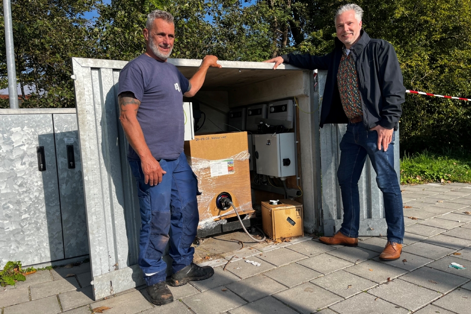 Dirk van der Plas en Gabri�l Wolters bij de kast waarin MO5 Sport via een doseerpomp wordt toegevoegd.