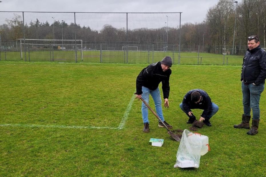 Henrie Bekkers (rechts): 'Het gaat niet alleen om water. Met de extra zuurstofmetingen krijg je ook inzicht in verdichting en bodemstructuur. Daardoor kun je veel beter bepalen wanneer je iets moet doen.'