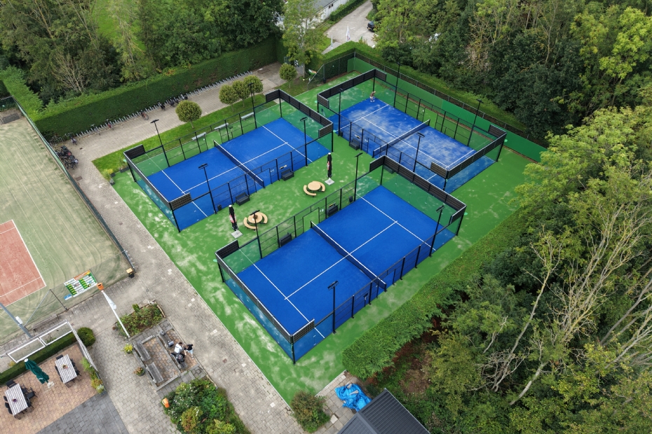 De nieuwe padelbanen van LTC Hofgeest