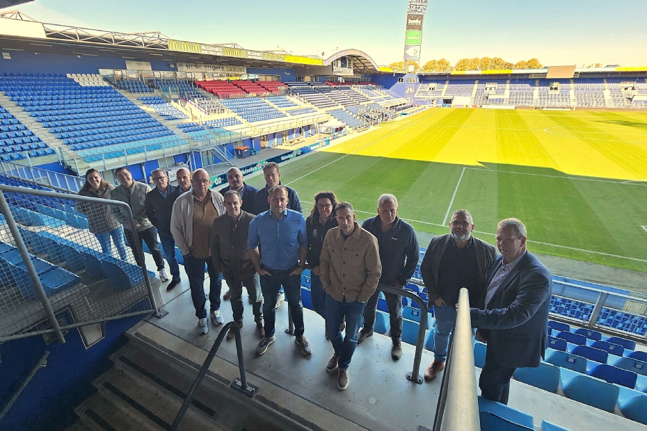 Het organiserend comit� is druk met de laatste voorbereidingen. Op de foto afgevaardigden van Advanta Seeds, DCM, Kybys en Plann ingenieurs, IPC Groene Ruimte, Bras Fijnaart en GKB Machines.