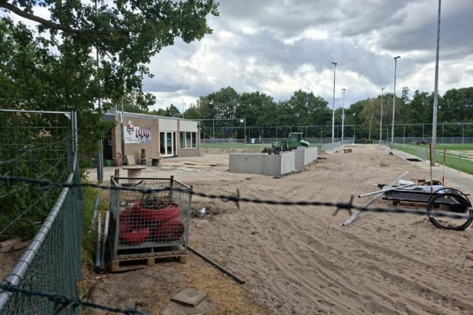 Aanleg kunstgras, start project. 